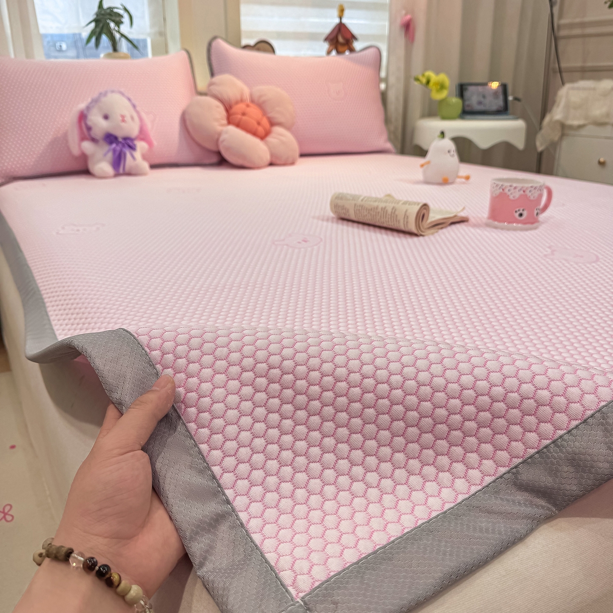 91家纺网 家纺一手货源 找家纺 眠势力 2026新款冰豆豆凉席三件套夏季冷感可机洗冰丝席软席子条席款 冰皮熊-粉