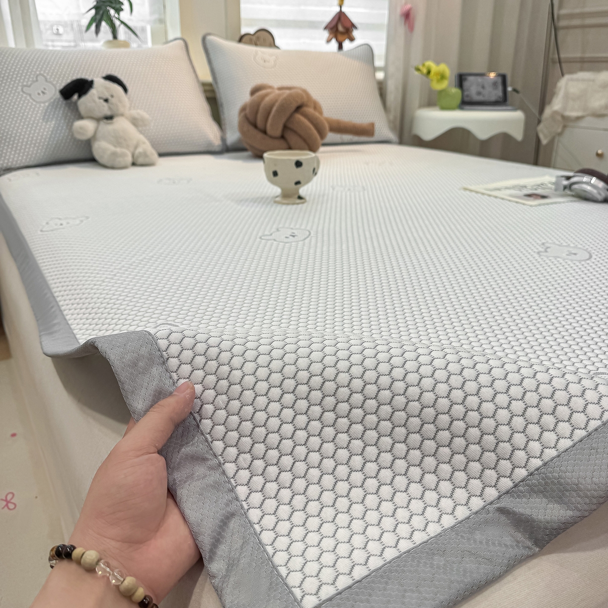 91家纺网 家纺一手货源 找家纺 眠势力 2026新款冰豆豆凉席三件套夏季冷感可机洗冰丝席软席子条席款 冰皮熊-灰