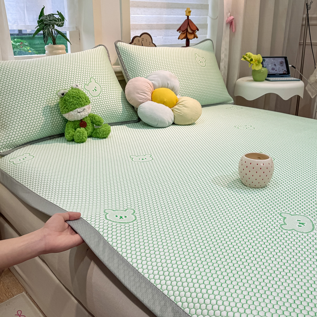 91家纺网 家纺一手货源 找家纺 眠势力 2026新款冰豆豆凉席三件套夏季冷感可机洗冰丝席软席子条席款 冰皮熊-绿