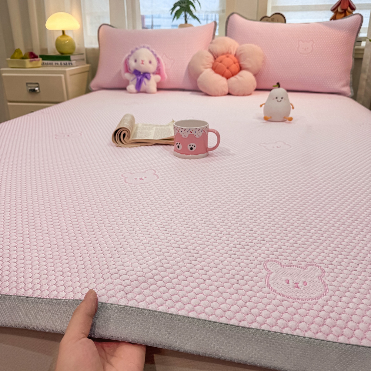 91家纺网 家纺一手货源 找家纺 眠势力 2026新款冰豆豆凉席三件套夏季冷感可机洗冰丝席软席子条席款 冰皮熊-粉