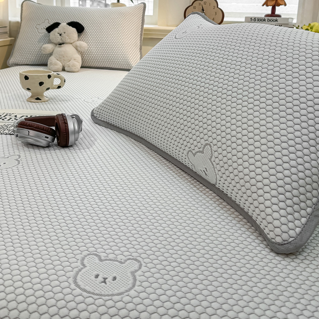 91家纺网 家纺一手货源 找家纺 眠势力 2026新款冰豆豆凉席三件套夏季冷感可机洗冰丝席软席子条席款 冰皮熊-灰