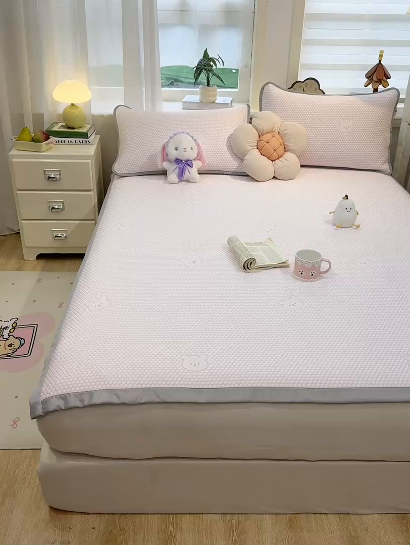 91家纺网 家纺一手货源 找家纺 眠势力 2026新款冰豆豆凉席三件套夏季冷感可机洗冰丝席软席子条席款 冰皮熊-粉