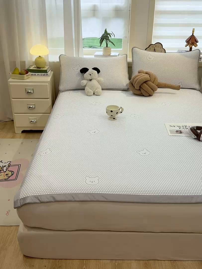 91家纺网 家纺一手货源 找家纺 眠势力 2026新款冰豆豆凉席三件套夏季冷感可机洗冰丝席软席子条席款 冰皮熊-灰