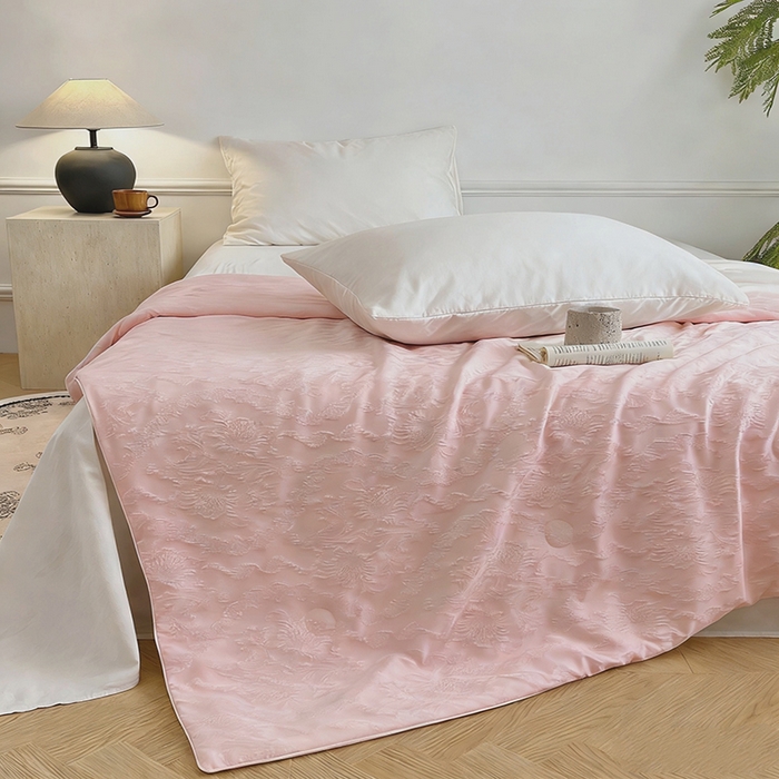 91家纺网 家纺一手货源 找家纺 VIP被业 2026春夏新款A类浮雕蚕蛹大提花夏被空调被夏凉被 云粉