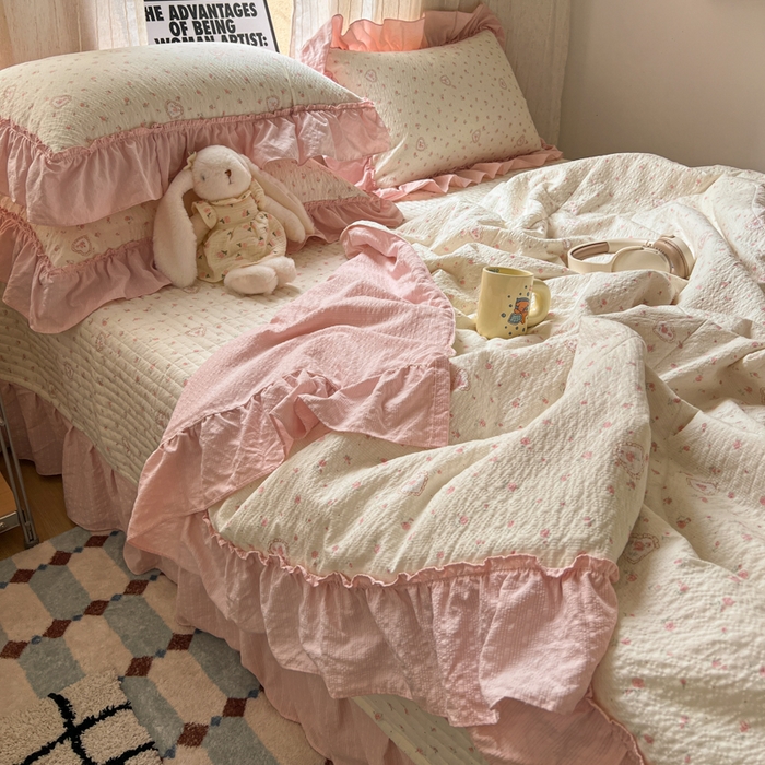 91家纺网 家纺一手货源 找家纺 梵希雅 2026新款床盖款花边夏被四件套 春日甜桃心粉