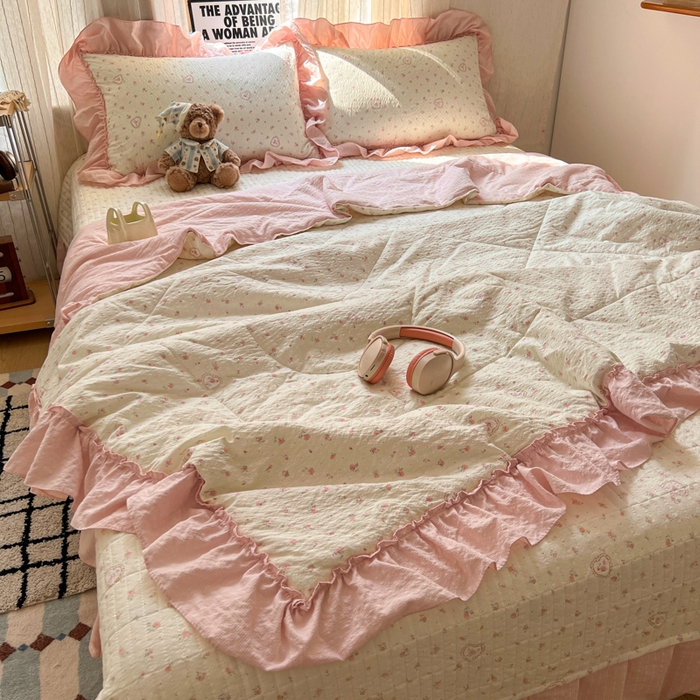 91家纺网 家纺一手货源 找家纺 梵希雅 2026新款床盖款花边夏被四件套 春日甜桃心粉