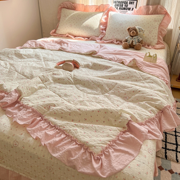 91家纺网 家纺一手货源 找家纺 梵希雅 2026新款床盖款花边夏被四件套 春日甜桃心粉