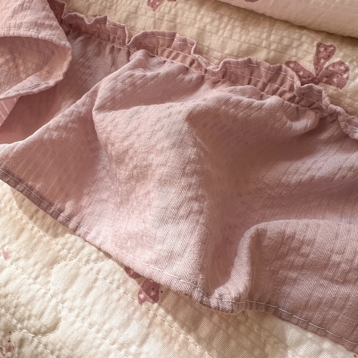 91家纺网 家纺一手货源 找家纺 梵希雅 2026新款床盖款花边夏被四件套 粉蝴蝶结