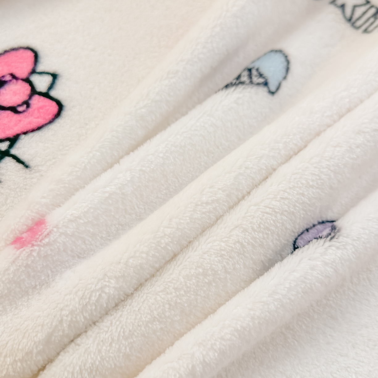 91家纺网 家纺一手货源 找家纺 博雅 2026新款三丽鸥小版牛奶绒盖毯午睡毯 小版-甜筒KT