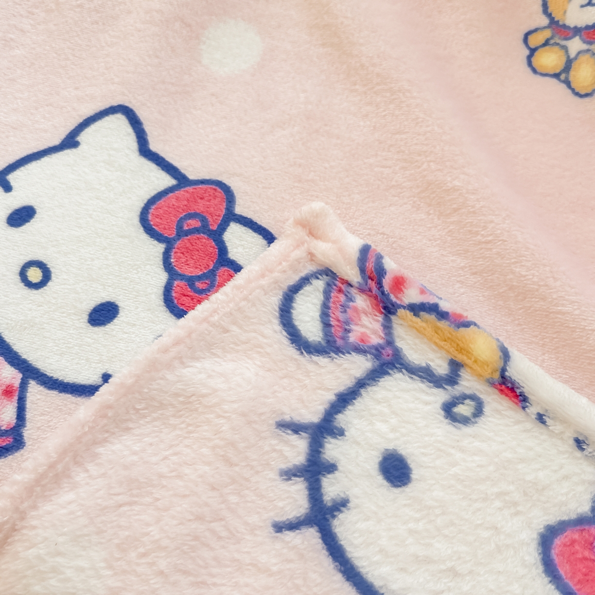 91家纺网 家纺一手货源 找家纺 博雅 2026新款三丽鸥小版牛奶绒盖毯午睡毯 小版-草莓蛋糕KT