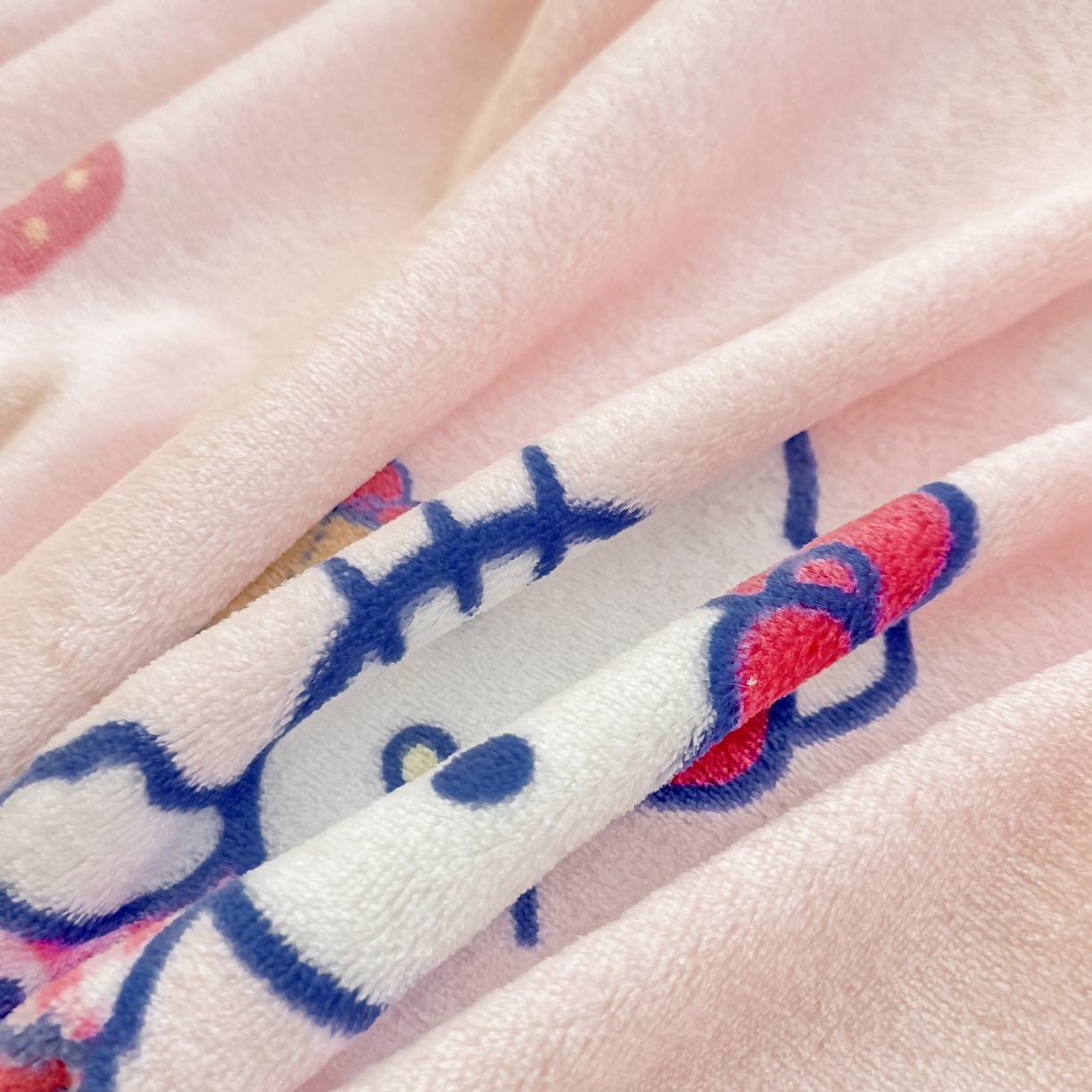 91家纺网 家纺一手货源 找家纺 博雅 2026新款三丽鸥小版牛奶绒盖毯午睡毯 小版-草莓蛋糕KT