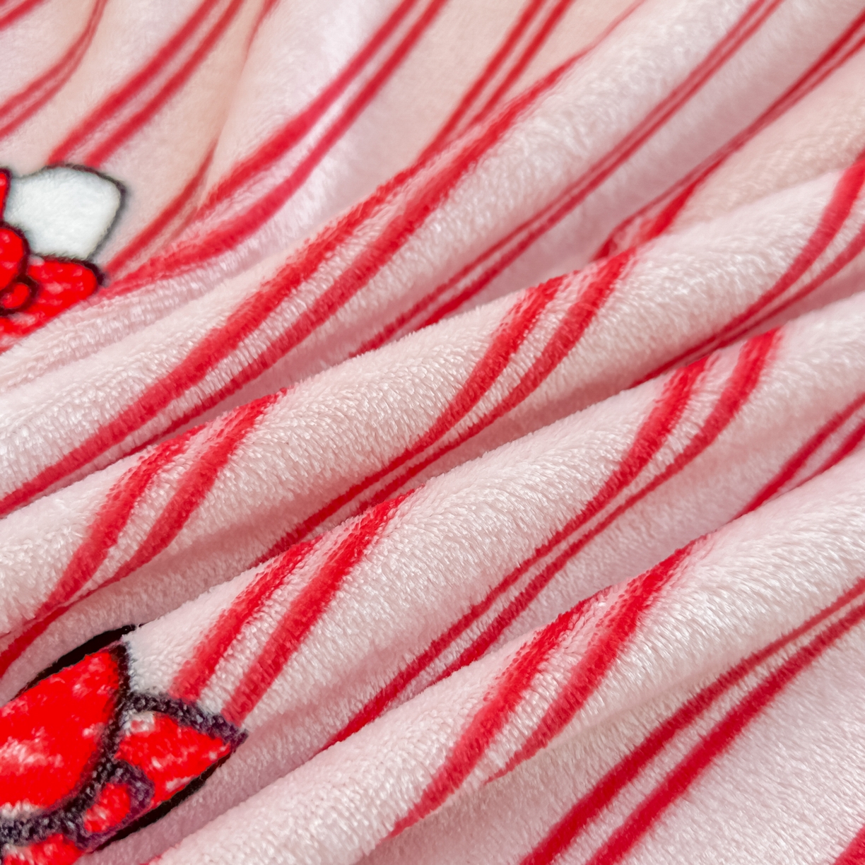 91家纺网 家纺一手货源 找家纺 博雅 2026新款三丽鸥小版牛奶绒盖毯午睡毯 小版-高贵KT