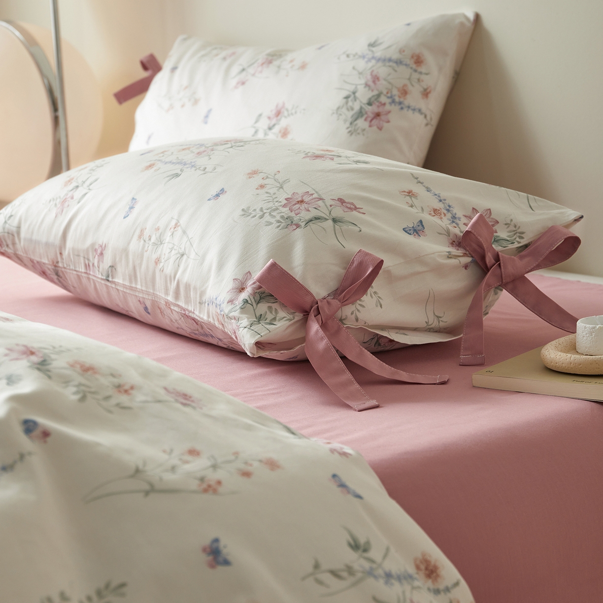 91家纺网 家纺一手货源 找家纺 绫韵家纺 2026新款春夏13372全棉蝴蝶结四件套系列 桃花源