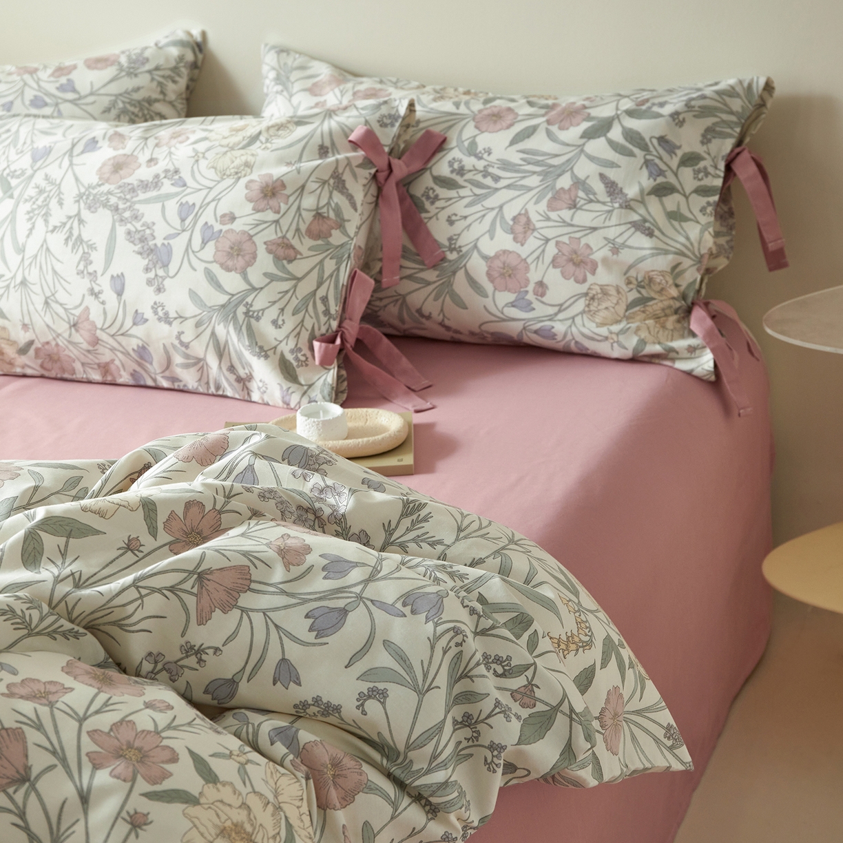 91家纺网 家纺一手货源 找家纺 绫韵家纺 2026新款春夏13372全棉蝴蝶结四件套系列 花样春光