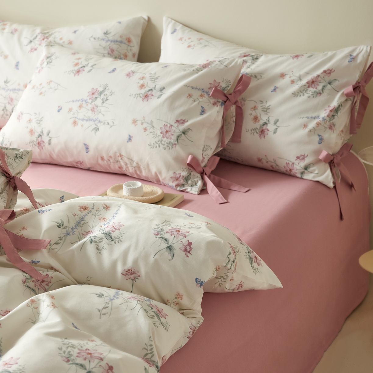 91家纺网 家纺一手货源 找家纺 绫韵家纺 2026新款春夏13372全棉蝴蝶结四件套系列 桃花源