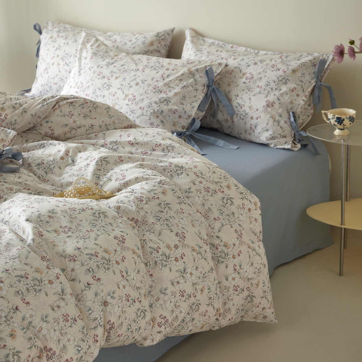 91家纺网 家纺一手货源 找家纺 绫韵家纺 2026新款春夏13372全棉蝴蝶结四件套系列 花田喜事