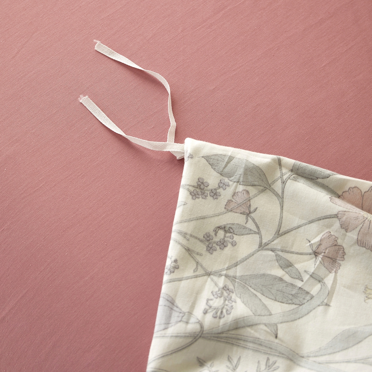 91家纺网 家纺一手货源 找家纺 绫韵家纺 2026新款春夏13372全棉蝴蝶结四件套系列 花样春光