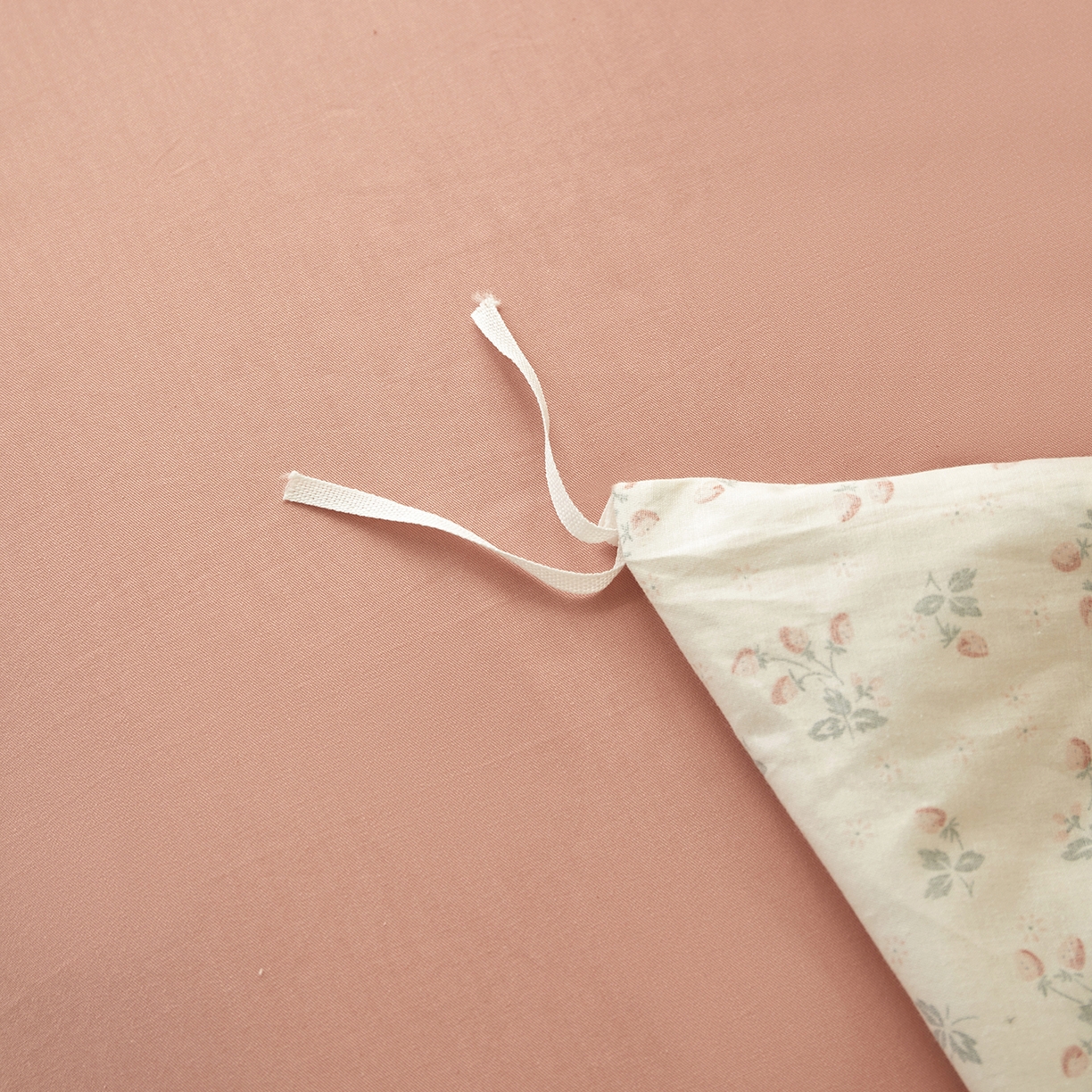 91家纺网 家纺一手货源 找家纺 绫韵家纺 2026新款春夏13372全棉蝴蝶结四件套系列 情有独钟