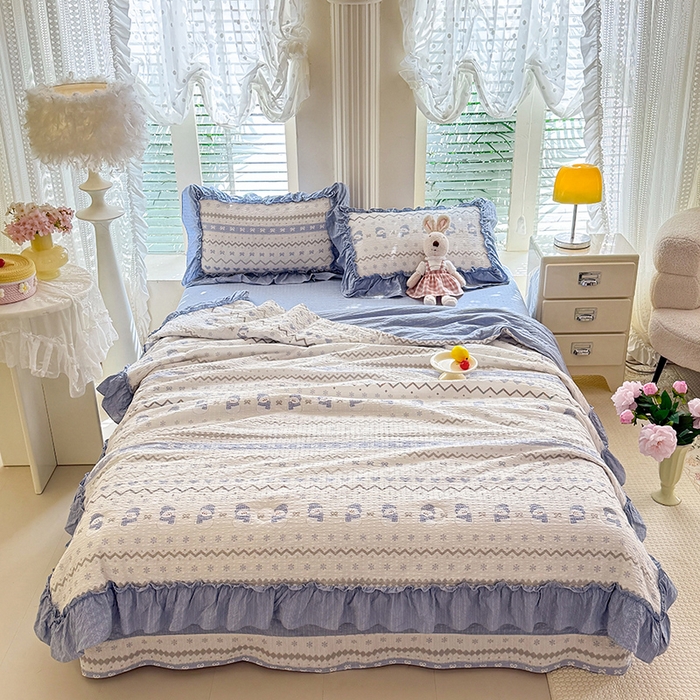 91家纺网 家纺一手货源 找家纺 韩约家纺 2026新款法式大花边泡芙棉床单款夏凉被空调被被套四件套 蓝星人