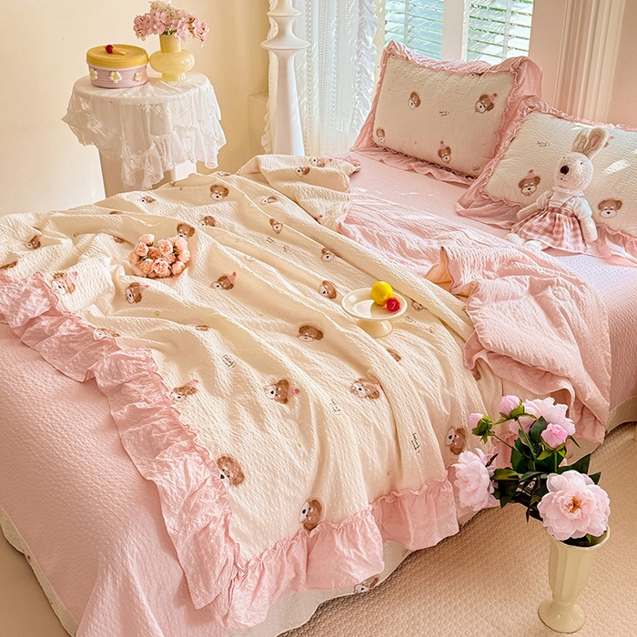 91家纺网 家纺一手货源 找家纺 韩约家纺 2026新款法式大花边泡芙棉床单款夏凉被空调被被套四件套 呆萌熊宝