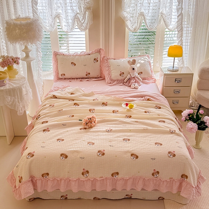 91家纺网 家纺一手货源 找家纺 韩约家纺 2026新款法式大花边泡芙棉床单款夏凉被空调被被套四件套 呆萌熊宝