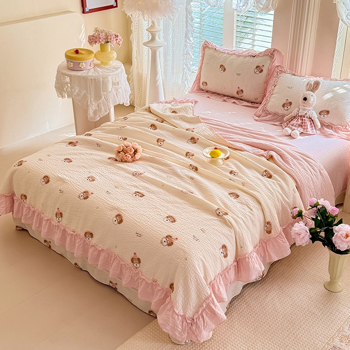 91家纺网 家纺一手货源 找家纺 韩约家纺 2026新款法式大花边泡芙棉床单款夏凉被空调被被套四件套 呆萌熊宝