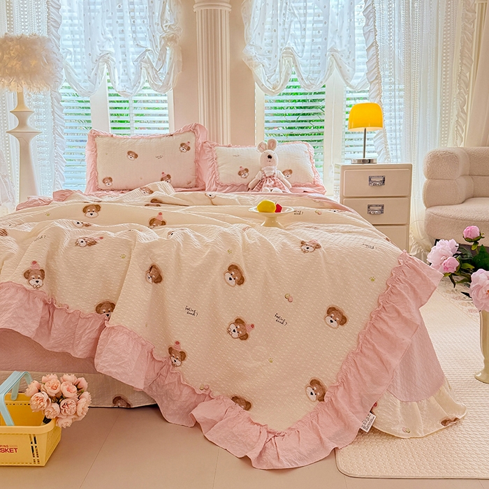 91家纺网 家纺一手货源 找家纺 韩约家纺 2026新款法式大花边泡芙棉床单款夏凉被空调被被套四件套 呆萌熊宝