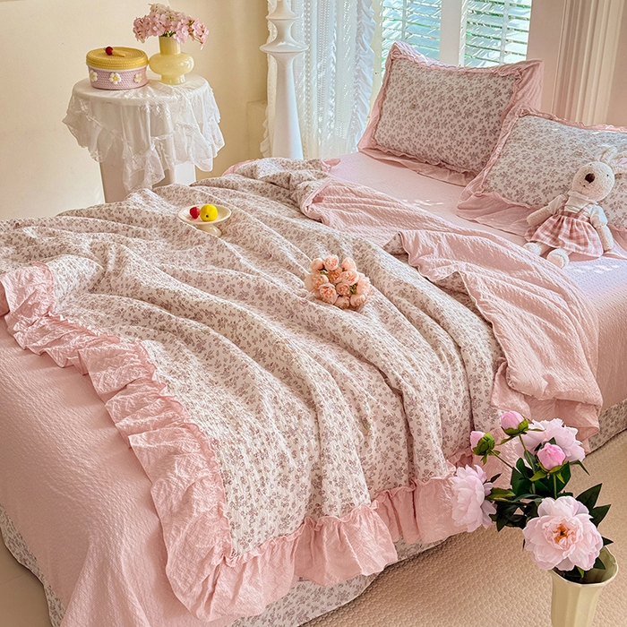 91家纺网 家纺一手货源 找家纺 韩约家纺 2026新款法式大花边泡芙棉床单款夏凉被空调被被套四件套 花涧