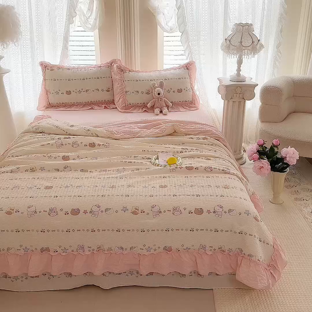 91家纺网 家纺一手货源 找家纺 韩约家纺 2026新款法式大花边泡芙棉床单款夏凉被空调被被套四件套 甜心kitty