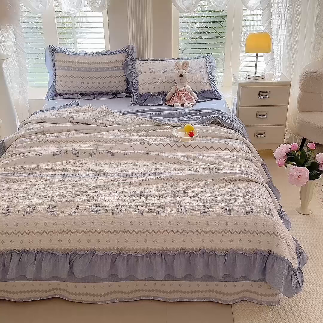 91家纺网 家纺一手货源 找家纺 韩约家纺 2026新款法式大花边泡芙棉床单款夏凉被空调被被套四件套 蓝星人