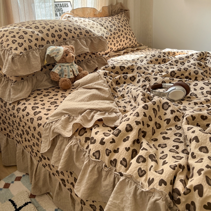 91家纺网 家纺一手货源 找家纺 梵希雅 2026新款床盖款花边夏被四件套 咖豹纹