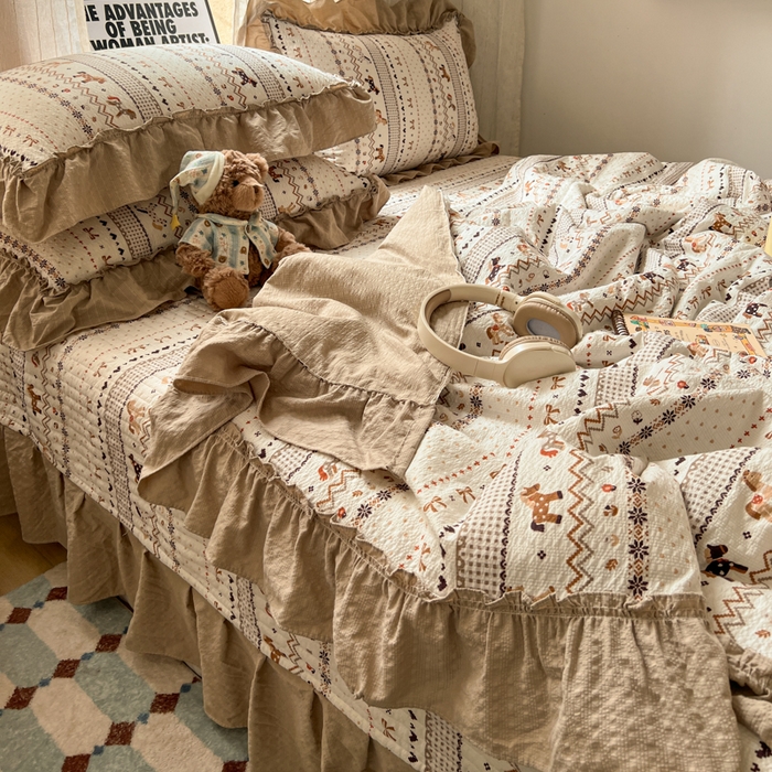 91家纺网 家纺一手货源 找家纺 梵希雅 2026新款床盖款花边夏被四件套 栗色木马纹