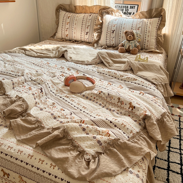 91家纺网 家纺一手货源 找家纺 梵希雅 2026新款床盖款花边夏被四件套 栗色木马纹