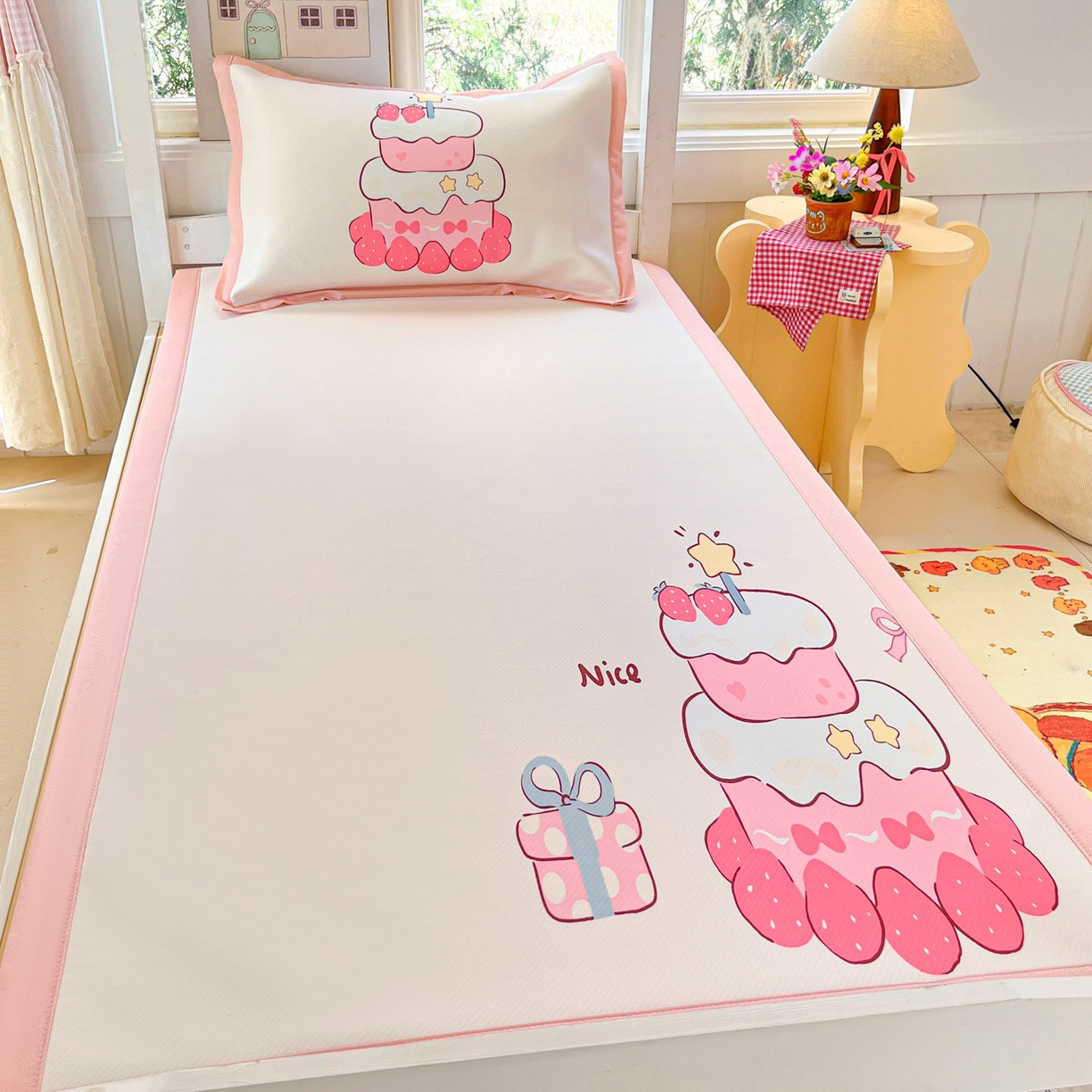 91家纺网 家纺一手货源 找家纺 川悦生活 2026新款凉豆豆大阪卡通学生床凉席席子凉席 草莓奶昔