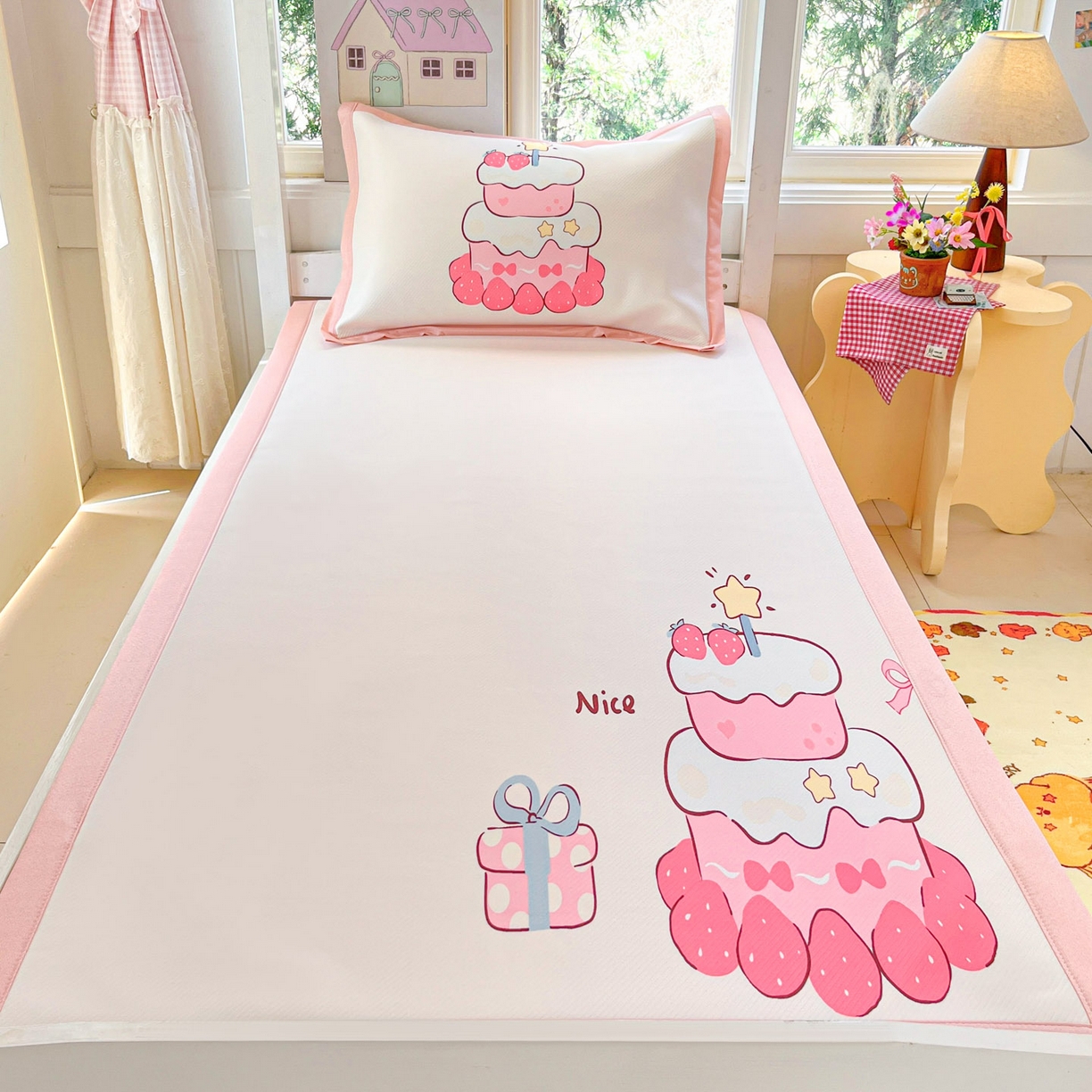 91家纺网 家纺一手货源 找家纺 川悦生活 2026新款凉豆豆大阪卡通学生床凉席席子凉席 草莓奶昔