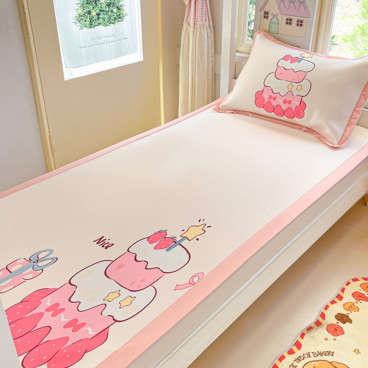 91家纺网 家纺一手货源 找家纺 川悦生活 2026新款凉豆豆大阪卡通学生床凉席席子凉席 草莓奶昔