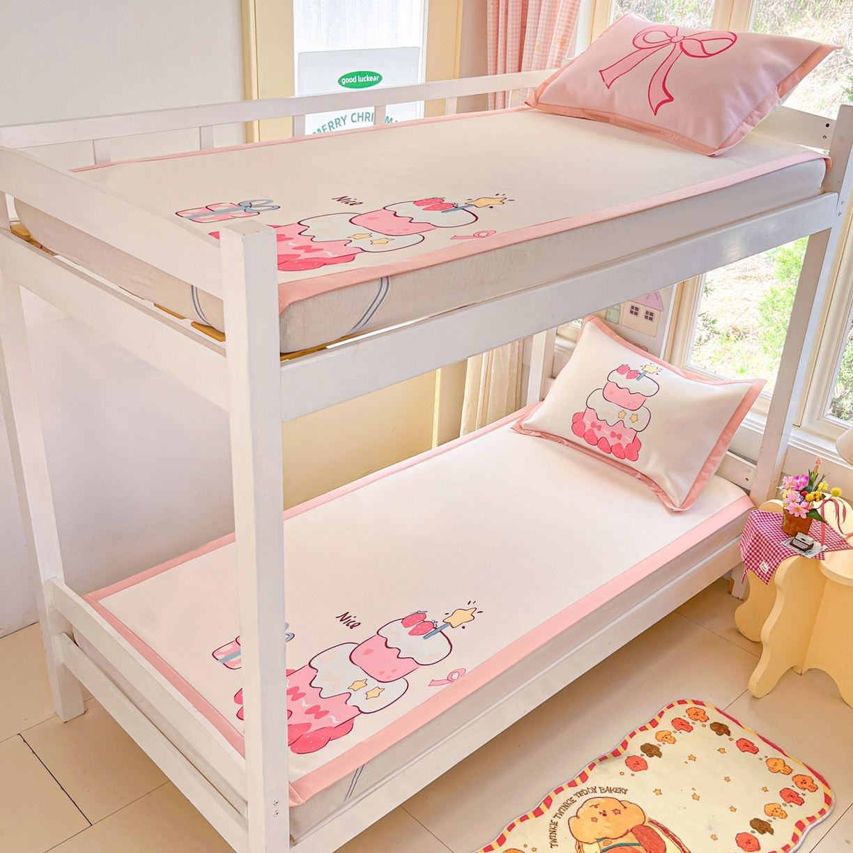 91家纺网 家纺一手货源 找家纺 川悦生活 2026新款凉豆豆大阪卡通学生床凉席席子凉席 草莓奶昔