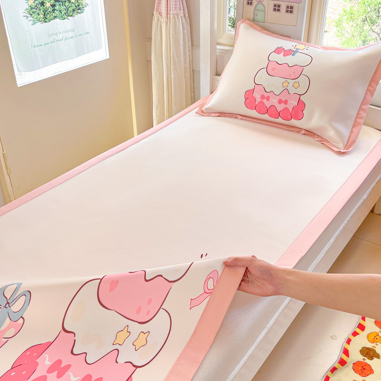 91家纺网 家纺一手货源 找家纺 川悦生活 2026新款凉豆豆大阪卡通学生床凉席席子凉席 草莓奶昔