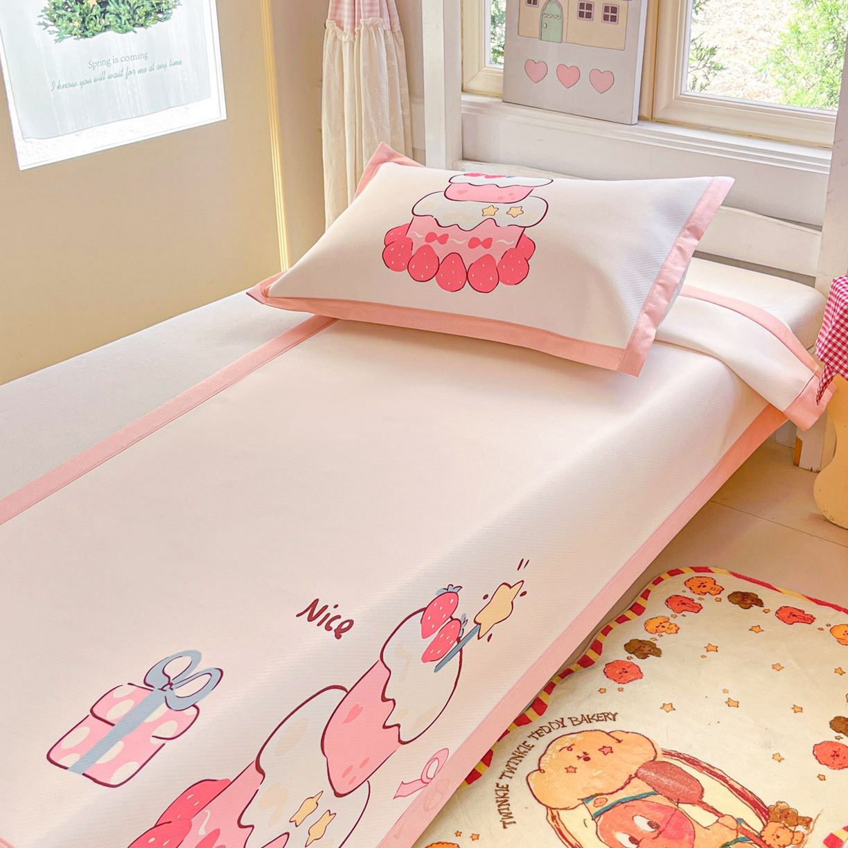 91家纺网 家纺一手货源 找家纺 川悦生活 2026新款凉豆豆大阪卡通学生床凉席席子凉席 草莓奶昔