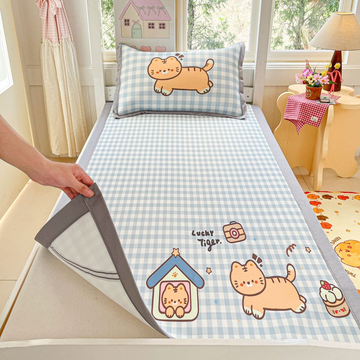 91家纺网 家纺一手货源 找家纺 川悦生活 2026新款凉豆豆大阪卡通学生床凉席席子凉席 萌萌小奶虎