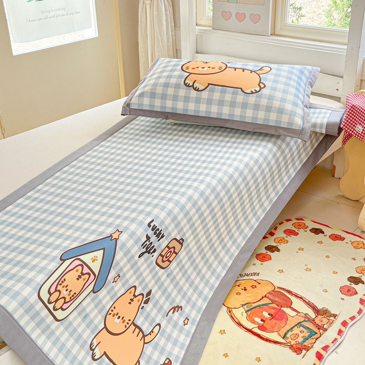 91家纺网 家纺一手货源 找家纺 川悦生活 2026新款凉豆豆大阪卡通学生床凉席席子凉席 萌萌小奶虎