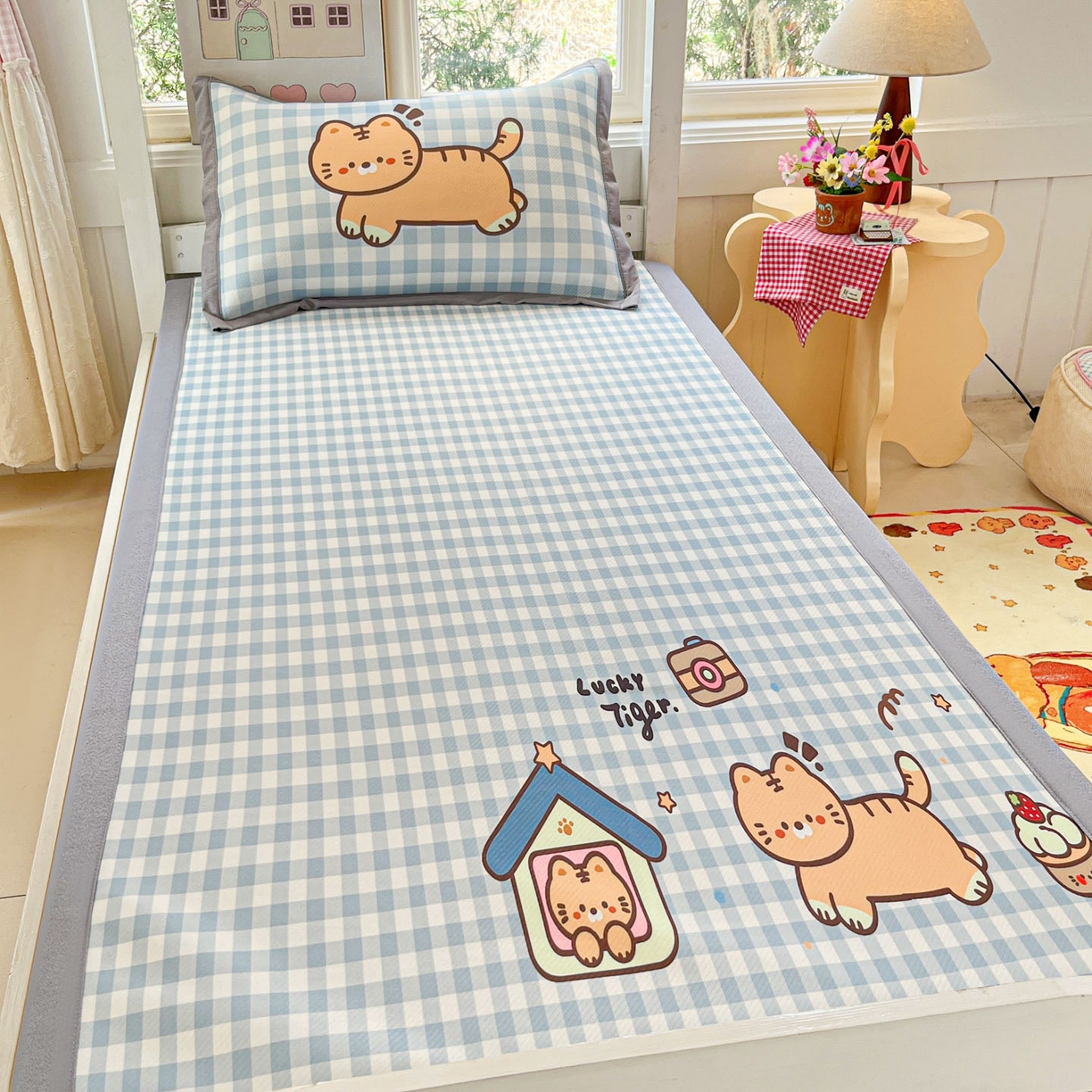 91家纺网 家纺一手货源 找家纺 川悦生活 2026新款凉豆豆大阪卡通学生床凉席席子凉席 萌萌小奶虎