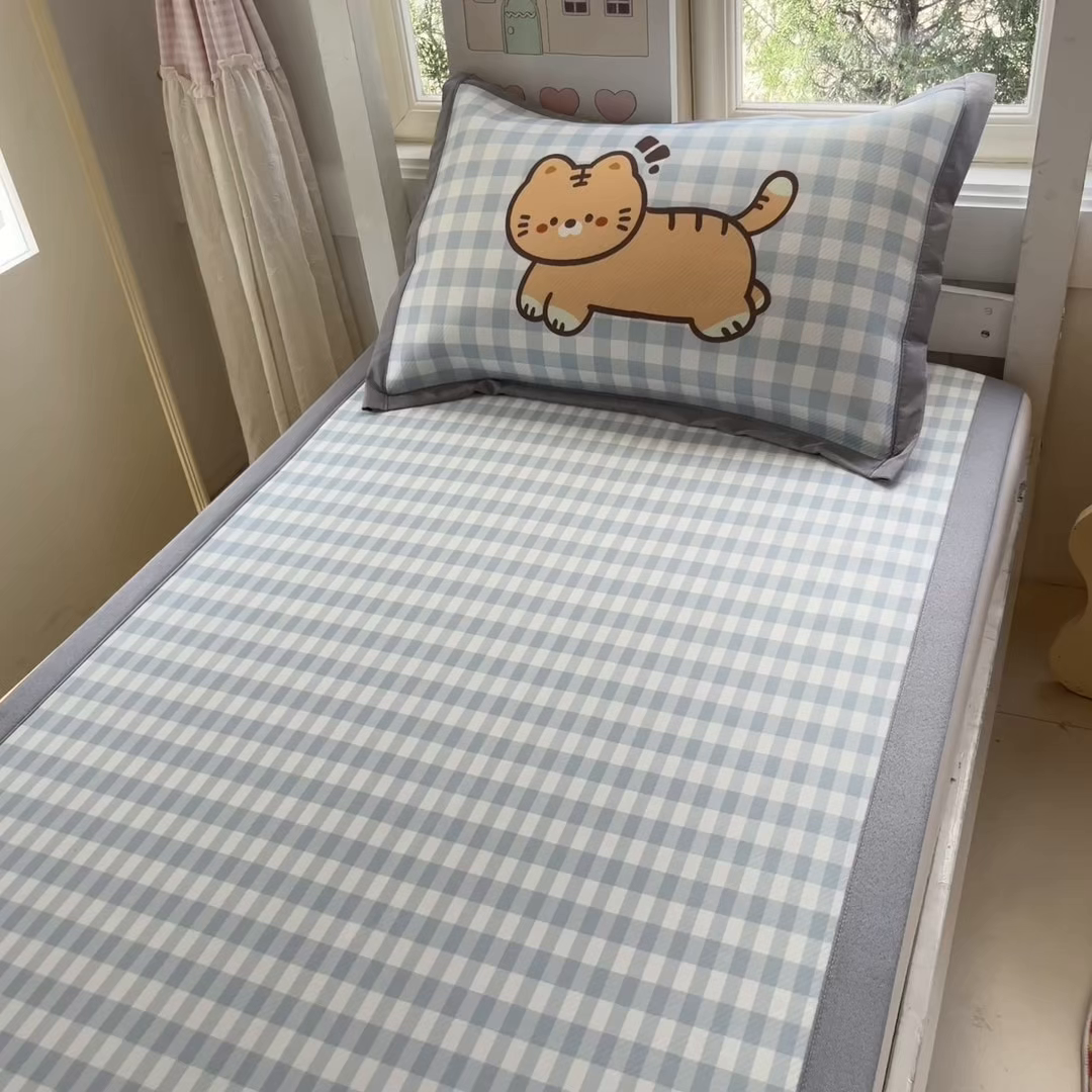 91家纺网 家纺一手货源 找家纺 川悦生活 2026新款凉豆豆大阪卡通学生床凉席席子凉席 萌萌小奶虎