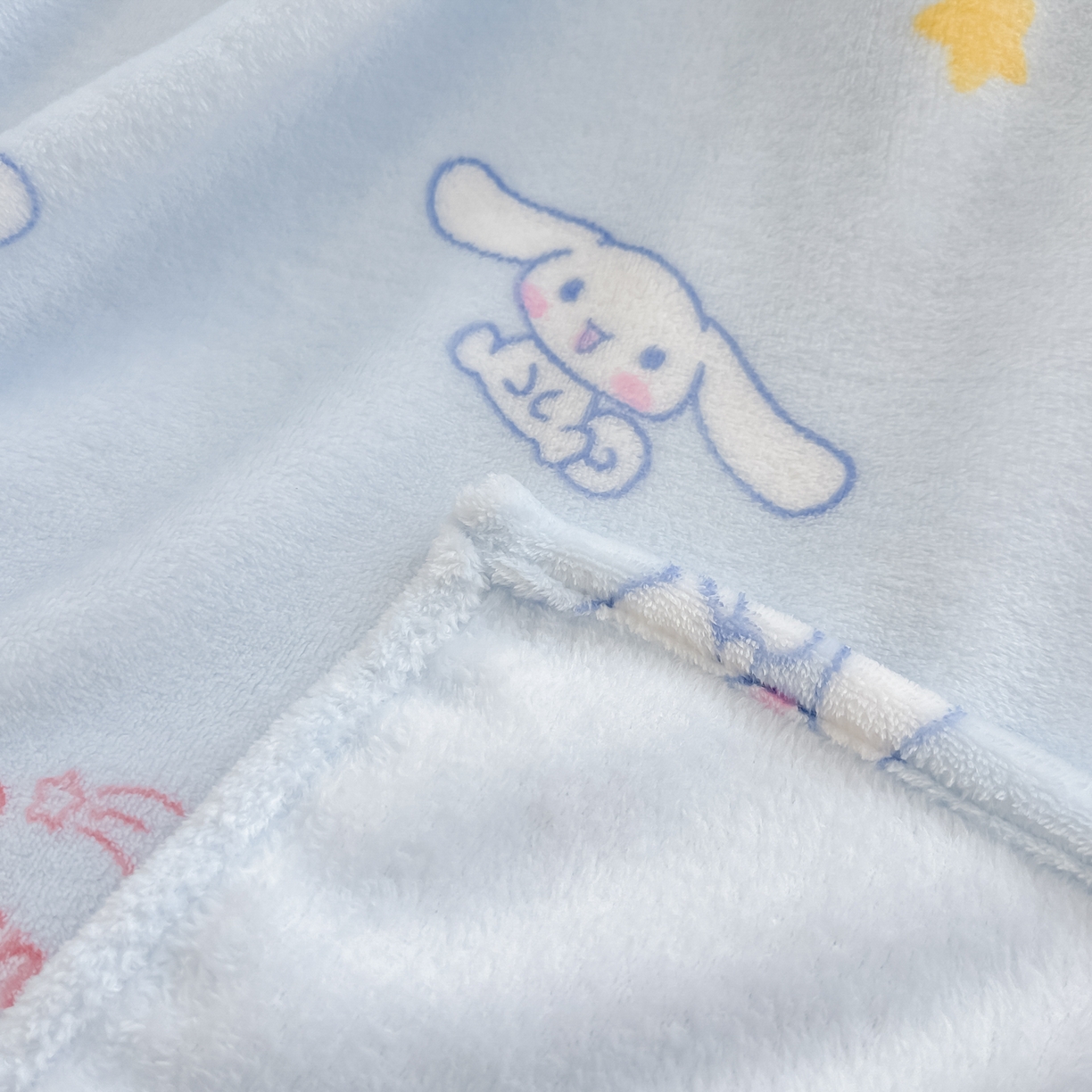 91家纺网 家纺一手货源 找家纺 博雅 2026新款三丽鸥小版牛奶绒盖毯午睡毯 小版-满版玉桂狗