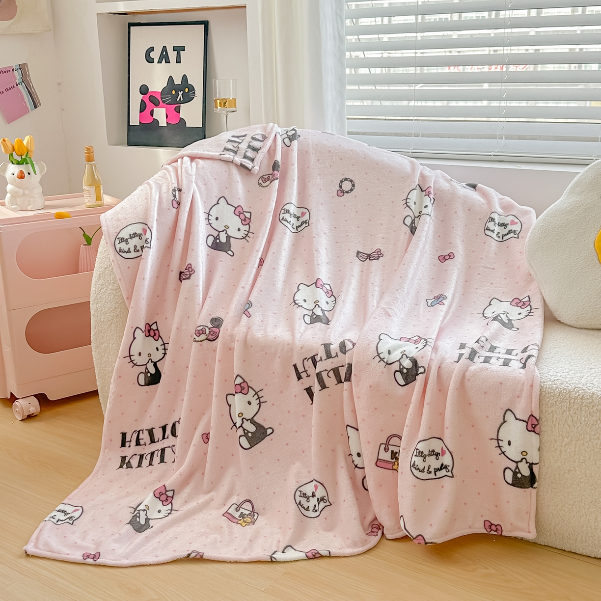 91家纺网 家纺一手货源 找家纺 博雅 2026新款三丽鸥小版牛奶绒盖毯午睡毯 小版-美妆KT猫