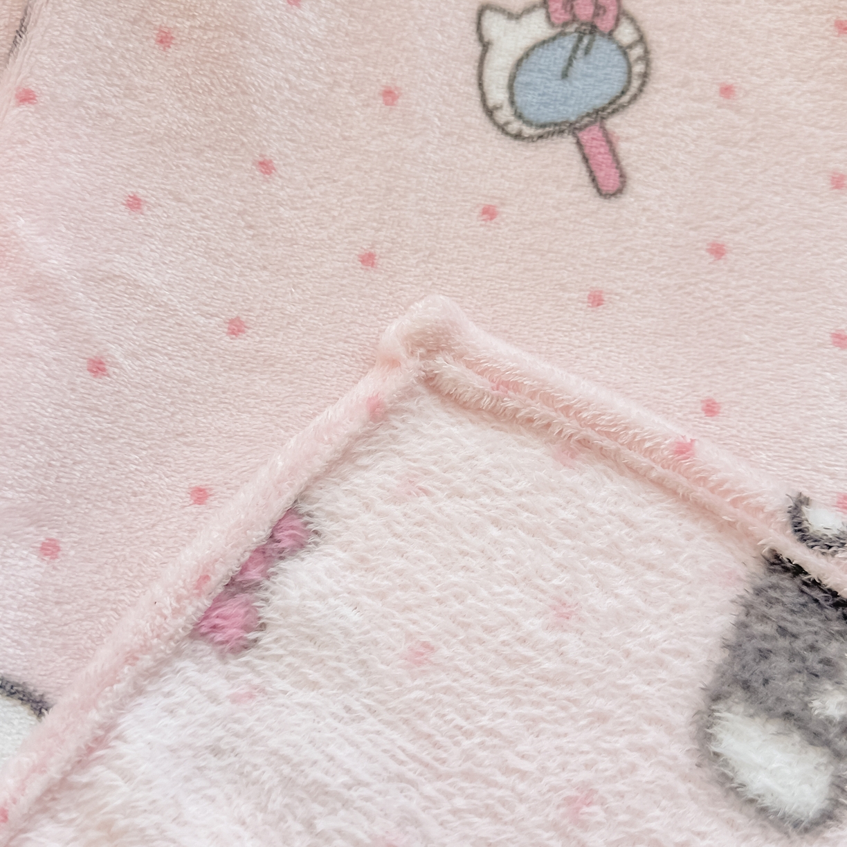 91家纺网 家纺一手货源 找家纺 博雅 2026新款三丽鸥小版牛奶绒盖毯午睡毯 小版-美妆KT猫