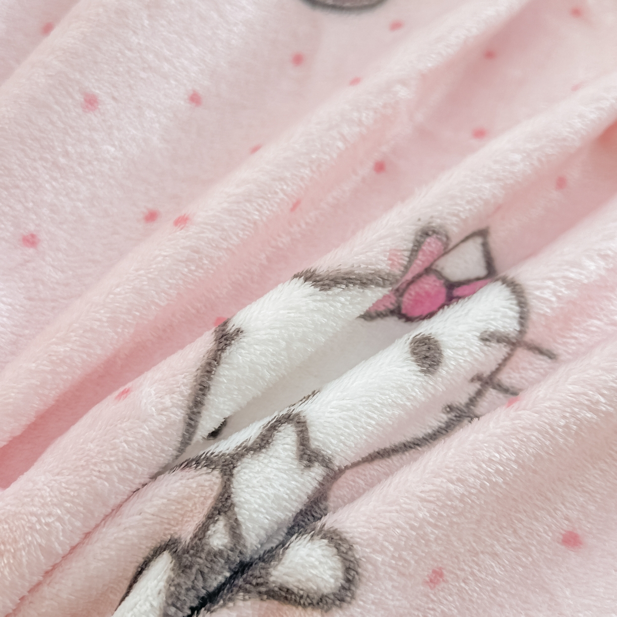 91家纺网 家纺一手货源 找家纺 博雅 2026新款三丽鸥小版牛奶绒盖毯午睡毯 小版-美妆KT猫