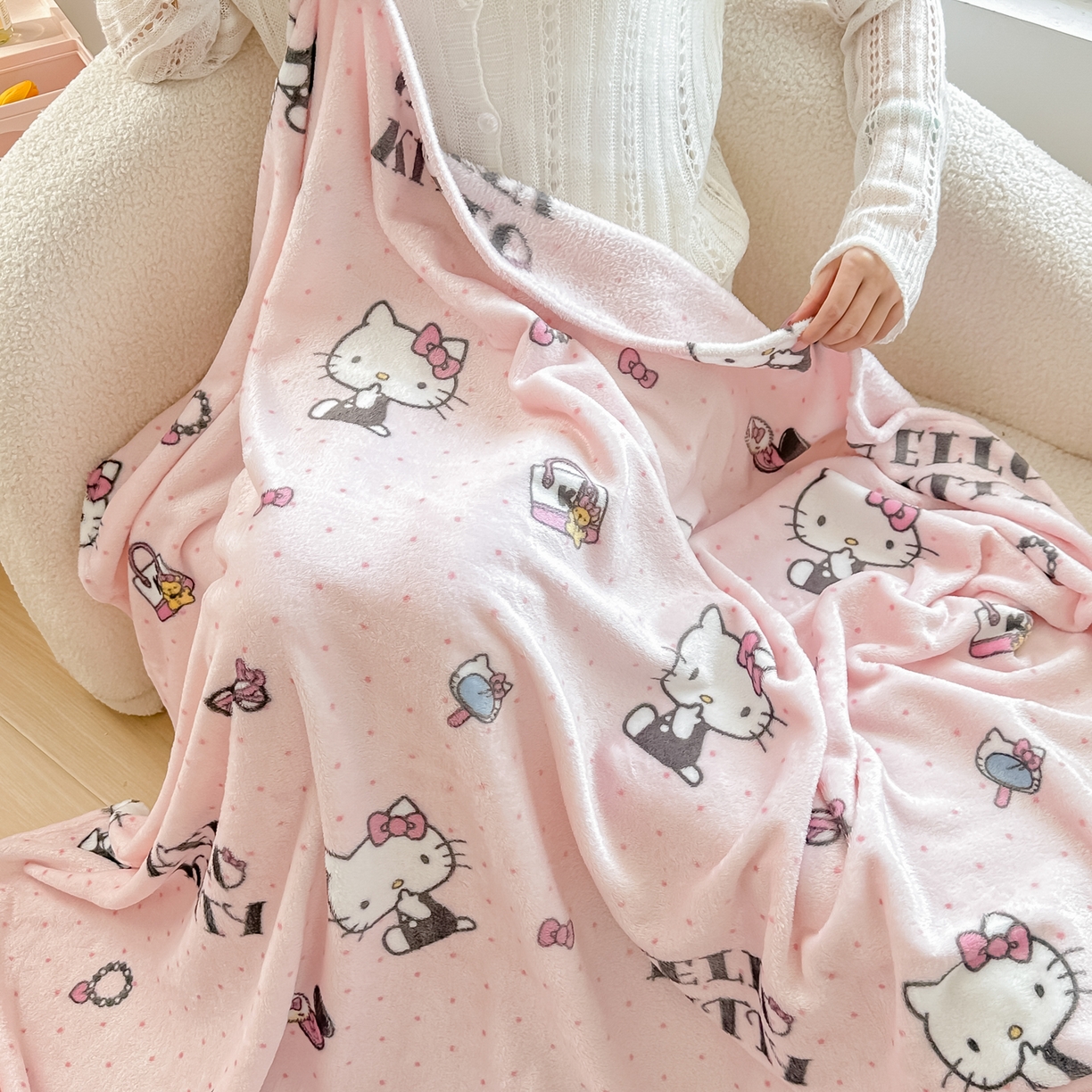 91家纺网 家纺一手货源 找家纺 博雅 2026新款三丽鸥小版牛奶绒盖毯午睡毯 小版-美妆KT猫