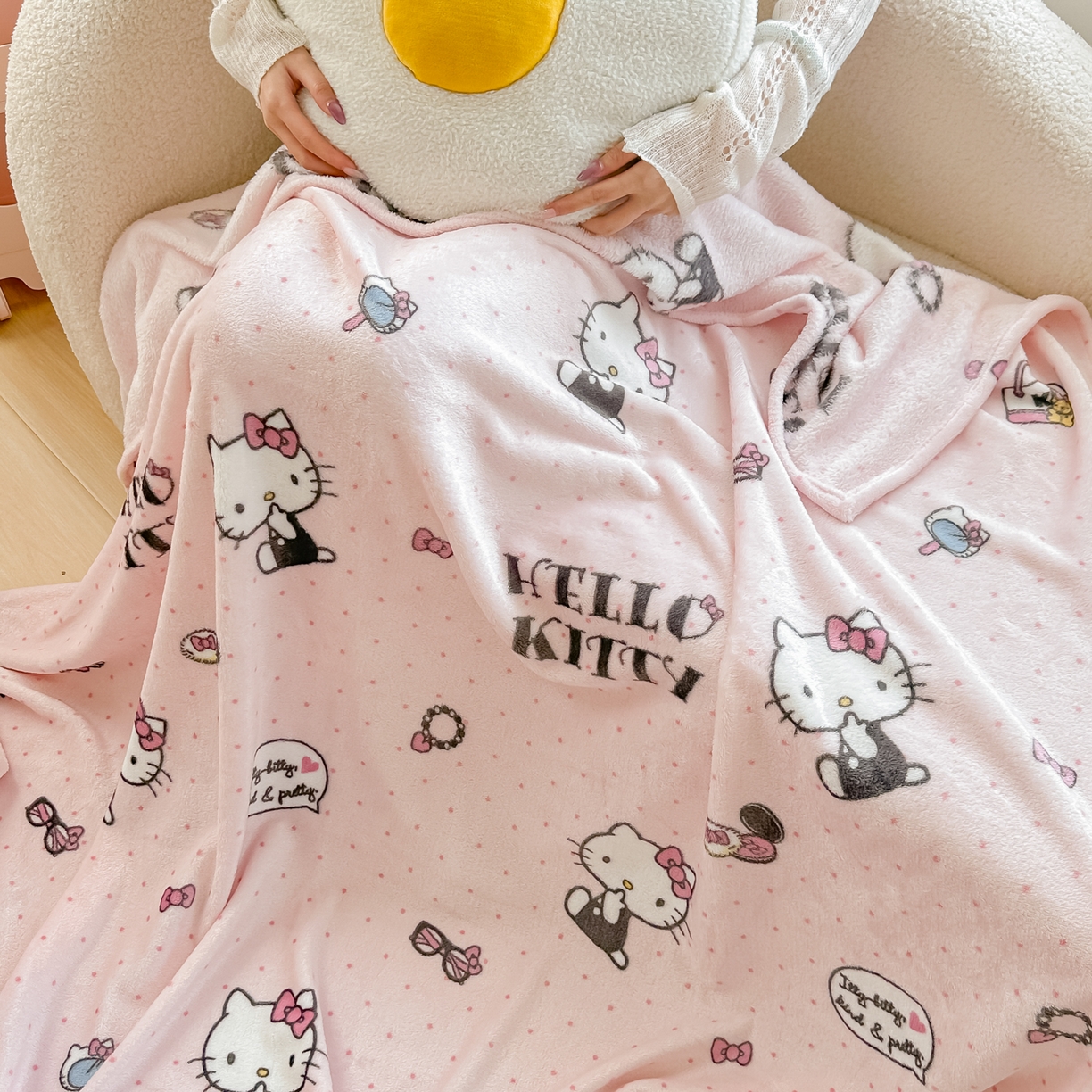 91家纺网 家纺一手货源 找家纺 博雅 2026新款三丽鸥小版牛奶绒盖毯午睡毯 小版-美妆KT猫