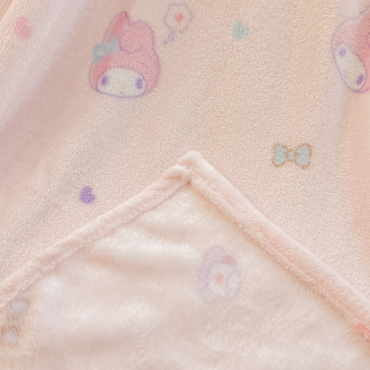 91家纺网 家纺一手货源 找家纺 博雅 2026新款三丽鸥小版牛奶绒盖毯午睡毯 小版-下午茶美乐蒂